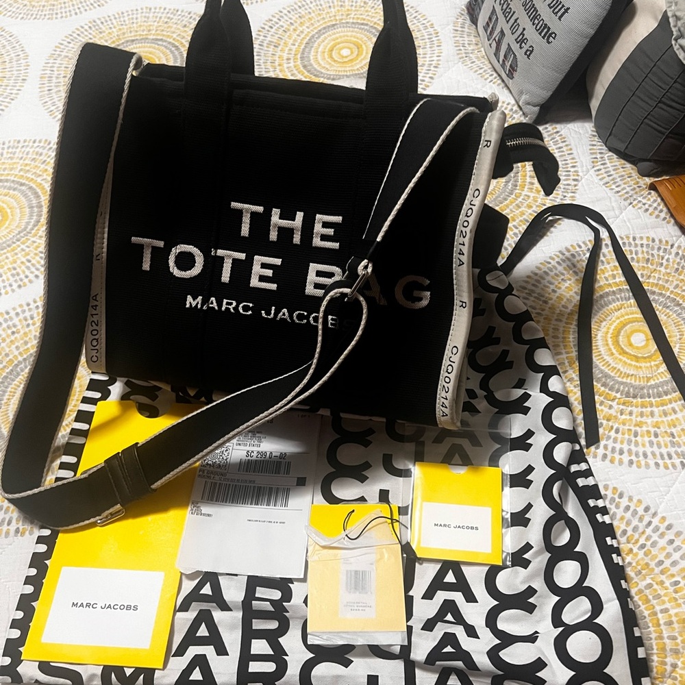 Marc Jacobs Black and White Messenger Bag médium size